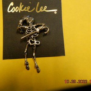 SKELTON COOKIE LEE PIN
